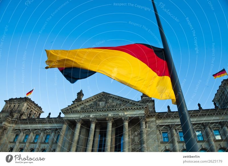 Fahne again Architektur Berlin Deutscher Bundestag Deutschland Deutsche Flagge Froschperspektive Hauptstadt Himmel Himmel (Jenseits) Berlin-Mitte Parlament