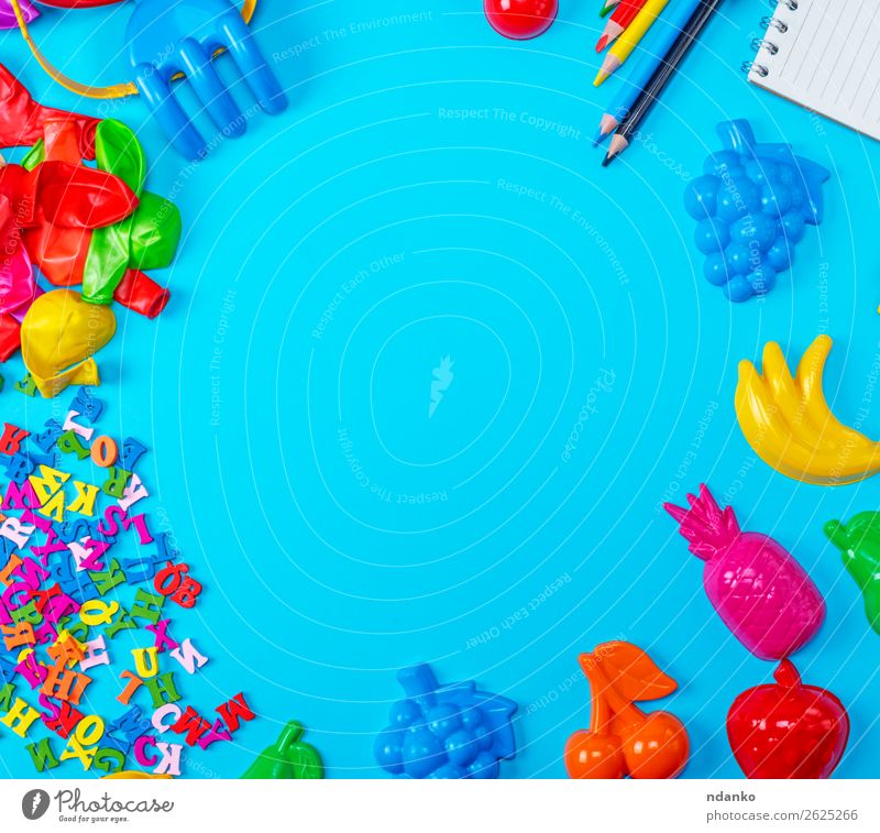Blauer Hintergrund mit Plastikspielzeug für Kinder Spielen Schule Business Papier Schreibstift Spielzeug Luftballon Holz Kunststoff oben Sauberkeit gelb rot