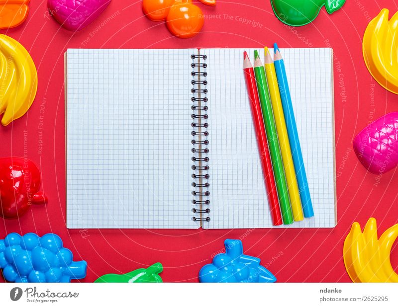 offenes Notizbuch mit leeren weißen Blättern in einer Zelle Freizeit & Hobby Spielen Schule lernen Schulkind Arbeitsplatz Buch Papier Zettel Schreibstift