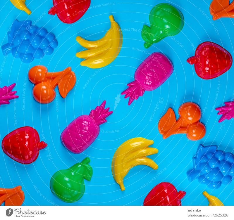 blauer Hintergrund mit bunten Spielzeugen für Kinder Frucht Apfel Freude Freizeit & Hobby Spielen Kunststoff klein niedlich gelb grün rosa rot Farbe flach