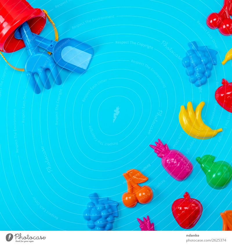 blauer Hintergrund mit bunten Spielzeugen für Kinder Frucht Design Freude Spielen Dekoration & Verzierung Kindheit Sammlung Kunststoff hell niedlich oben gelb