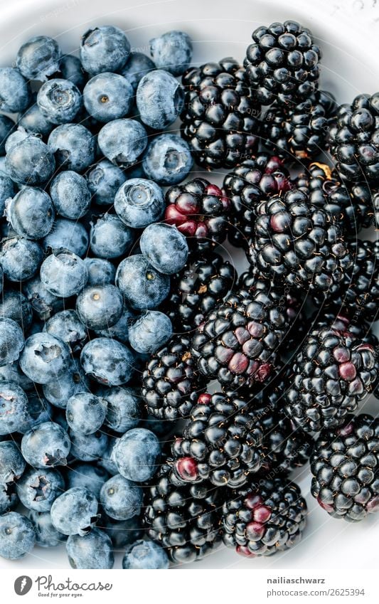 Heidelbeeren treffen Brombeeren Lebensmittel Frucht Blaubeeren Blaubeerblüten Ernährung Bioprodukte Vegetarische Ernährung Diät Duft frisch Gesundheit glänzend