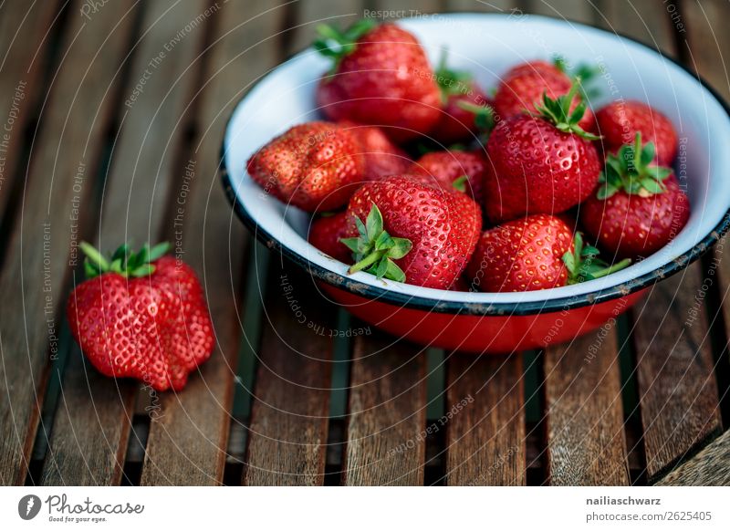 Erdbeeren Lebensmittel Frucht Ernährung Bioprodukte Vegetarische Ernährung Fasten Schalen & Schüsseln Lifestyle Gesundheit Gesunde Ernährung Fitness Sommer
