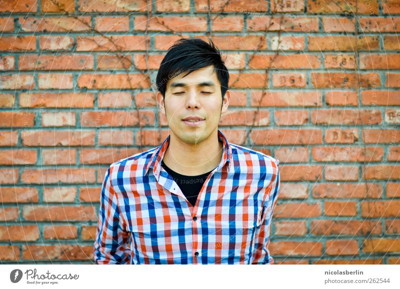 Montags Portrait 14 maskulin Junger Mann Jugendliche Mensch 18-30 Jahre Erwachsene Mauer Wand Hemd schwarzhaarig Denken lachen warten weinen Coolness trendy