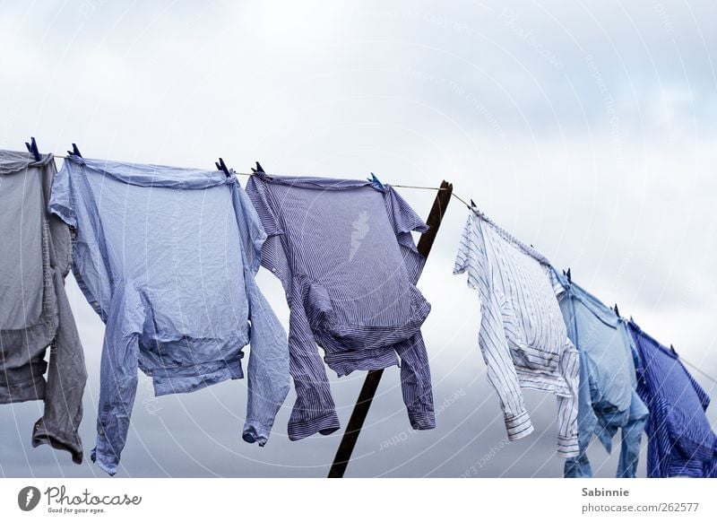 Angeleint II Himmel Wolken Bekleidung T-Shirt Hemd blau weiß Wäsche Wäscheleine trocknen Wind Wäscheklammern Wäsche waschen hängen wehen Farbfoto mehrfarbig
