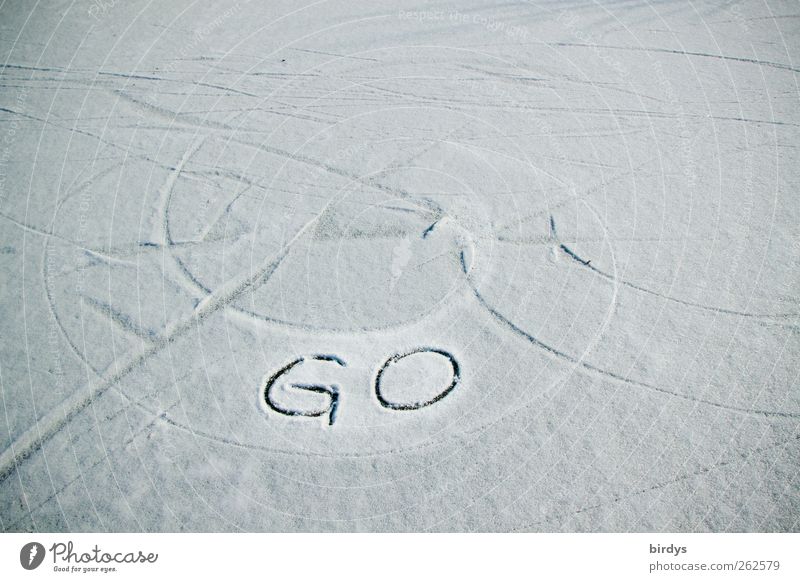 Schneebedeckte Eisfläche mit Kreisschwüngen und der Inschrift " GO ". Starten Winter Frost Go Ermutigung Aufforderung ermutigen Schriftzeichen Linie Bewegung