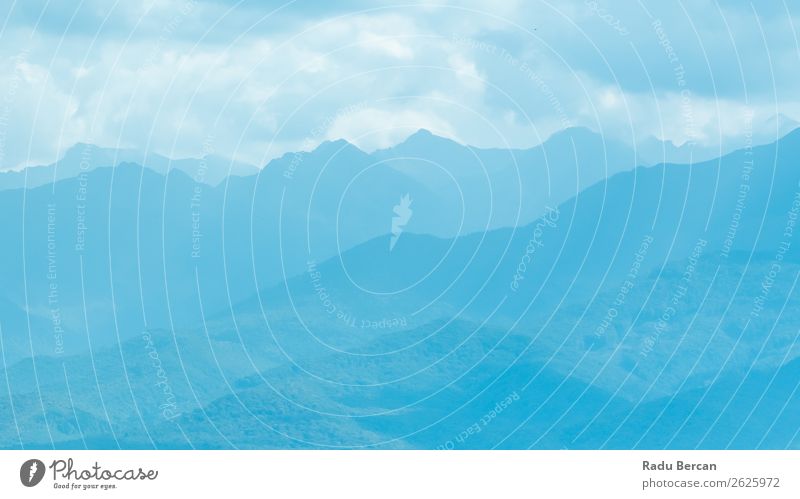 Blaue Bergkämme mit Nebellandschaft Berge u. Gebirge Landschaft Hintergrundbild Reichweite Natur Silhouette Wald wandern Morgen blau Hügel Panorama (Bildformat)