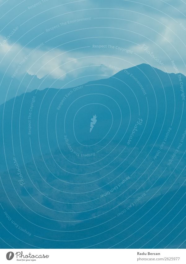 Blaue Bergkämme mit Nebellandschaft Berge u. Gebirge Landschaft Hintergrundbild Reichweite Natur Silhouette Wald wandern Morgen blau Hügel Panorama (Bildformat)