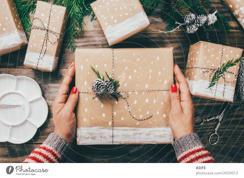 Weihnachtsgeschenke auf raffinierte Weise verpacken Handarbeit Schnee Dekoration & Verzierung Weihnachten & Advent Handwerk Schere Frau Erwachsene Pullover