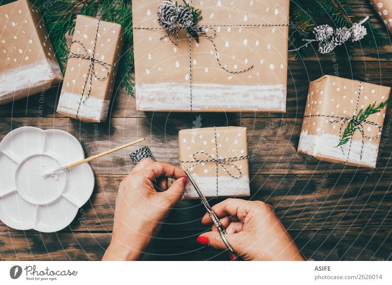 Weihnachtsgeschenke einpacken Handarbeit Schnee Dekoration & Verzierung Weihnachten & Advent Handwerk Schere Frau Erwachsene Papier Paket Holz Schnur einfach