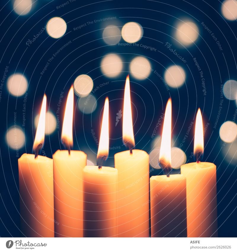 Weihnachtskerzen und Lichter Bokeh Feste & Feiern Weihnachten & Advent Menschengruppe Wärme Kerze glänzend dunkel dünn groß hell lang blau gelb weiß Flamme