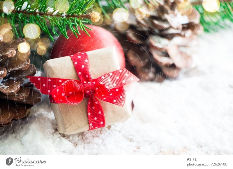 Kleines Weihnachtsgeschenk Ferien & Urlaub & Reisen Winter Schnee Dekoration & Verzierung Weihnachten & Advent Natur Baum Kasten Holz grün rot weiß Hintergrund