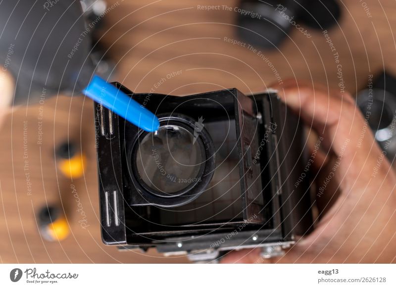 Durchführung der Reinigung einer klassischen Fotokamera Werkzeug Technik & Technologie Auge alt retro schwarz Antiquität Versammlung Hintergrund Bürste