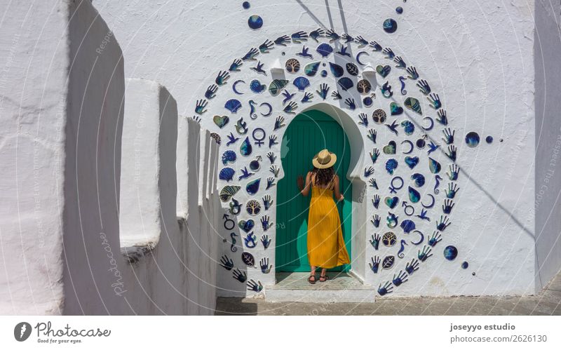 Frau in einer dekorierten arabischen Tür. Lifestyle Stil Ferien & Urlaub & Reisen Tourismus Ausflug Städtereise Sommer Sommerurlaub Sonne Erwachsene 1 Mensch