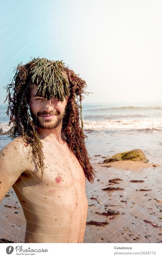 Frisch vom Friseur Mann Strand lächelnd Quatsch Spaß Algen Kopfbedeckung Sand nass Wasser Wellen Sommer Erholung Küste Meer Ferien & Urlaub & Reisen Sandstrand