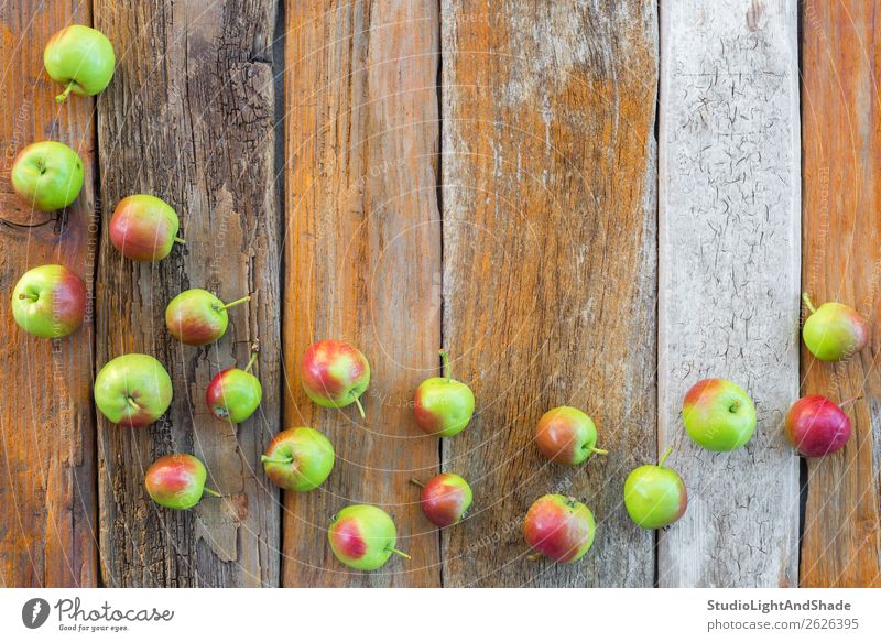 Grüne und rote Äpfel auf altem Holzgrund Lebensmittel Frucht Apfel Ernährung Bioprodukte Vegetarische Ernährung Sommer Garten Gartenarbeit Landwirtschaft