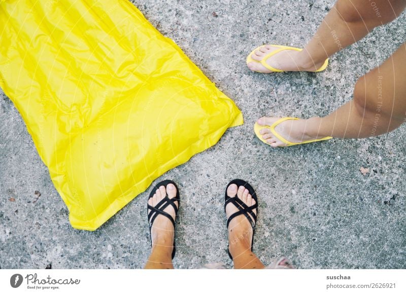 gelbe luftmatratze Luftmatratze aufgeblasen Sommer Ferien & Urlaub & Reisen Schwimmen & Baden Strand schwimmen Fuß 2 Menschen Beine Asphalt Flipflops Wärme