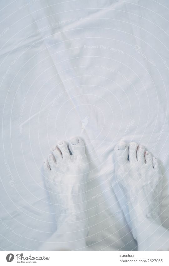 farblos (2) weiß hell Fuß Zehen Zehennagel Farbe angemalt Stoff Tuch Falte Pediküre Kosmetik Behandlung Fußmaske Wellness Wohlgefühl stehen Beine kontrastlos