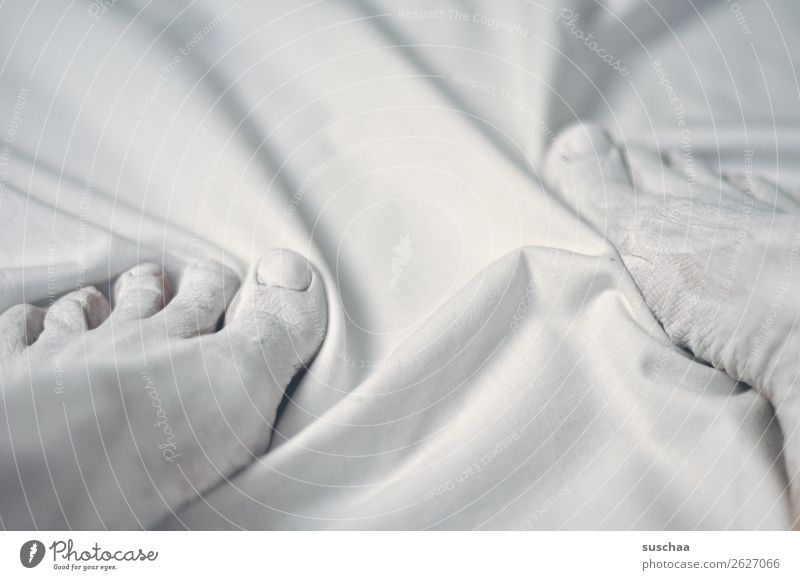farblos weiß hell Fuß Zehen Farbe angemalt Stoff Tuch Falte Pediküre Kosmetik Behandlung Fußmaske Wellness Wohlgefühl