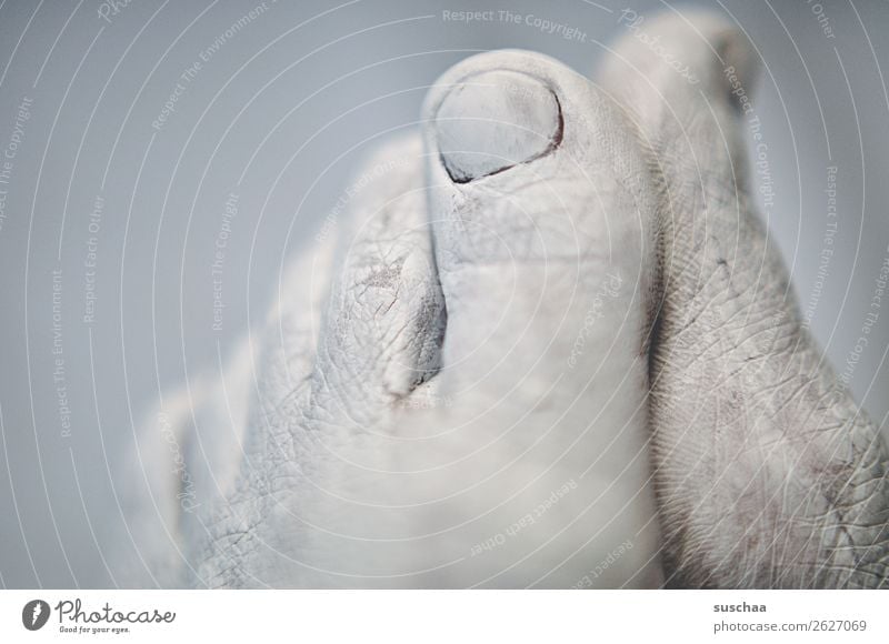 betende füße Fuß Füße Zehen Zehennagel Körperteil Mensch Farbe weiß angemalt Haut Hautfalten Schwache Tiefenschärfe Hintergrund neutral Detailaufnahme