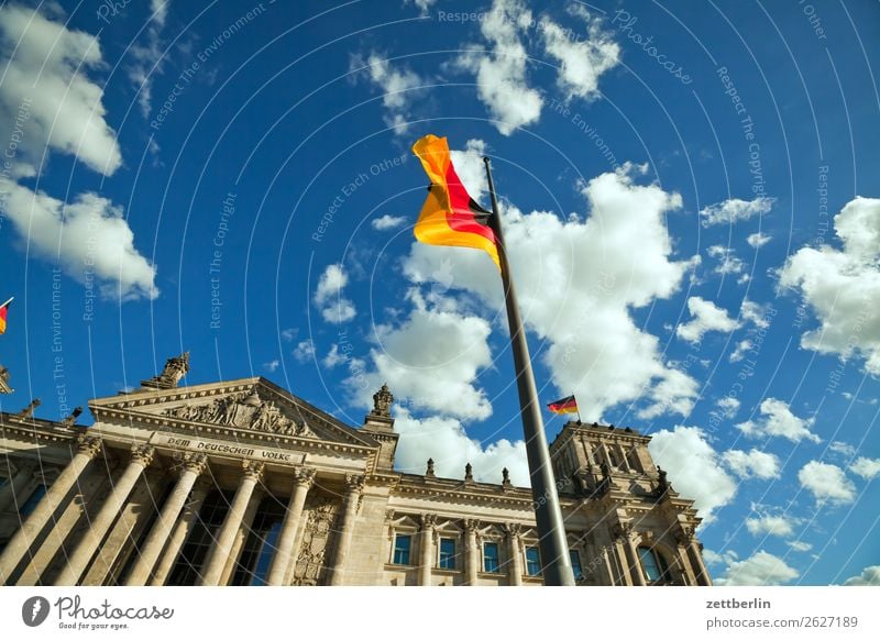 Deutscher Bundestag Architektur Berlin Großstadt Deutschland Deutsche Flagge Froschperspektive Hauptstadt Himmel Himmel (Jenseits) Stadtzentrum Berlin-Mitte