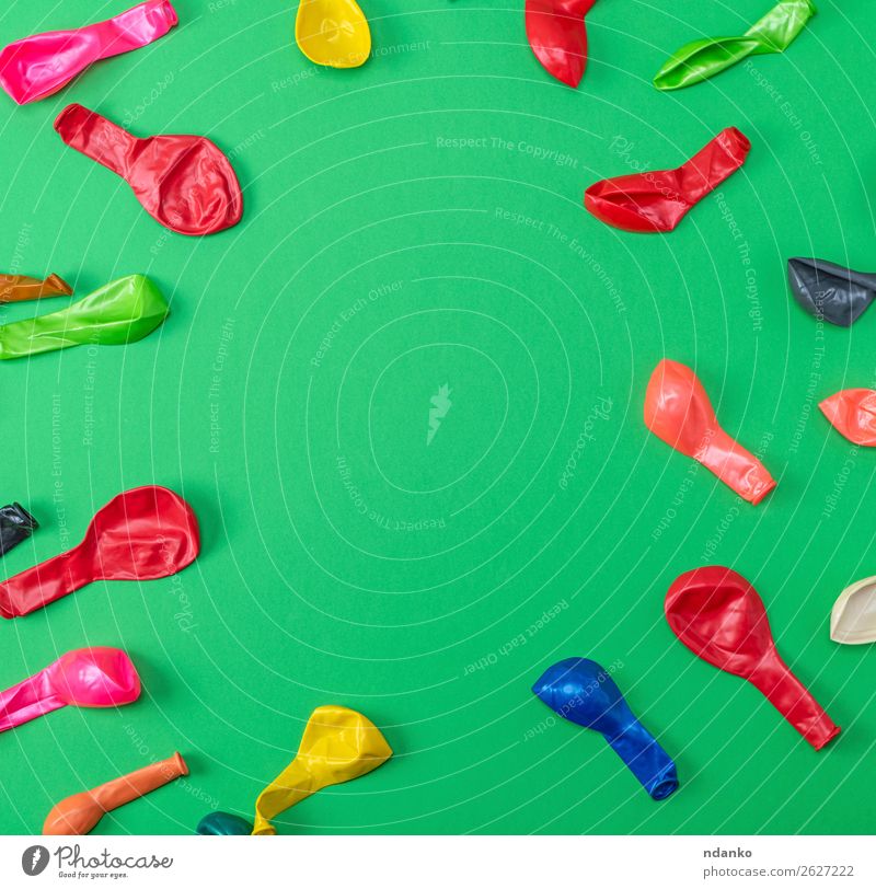 bunte entleerte Ballons auf grünem Hintergrund Freude Glück Dekoration & Verzierung Feste & Feiern Geburtstag Spielzeug Fröhlichkeit lustig blau gelb rosa rot