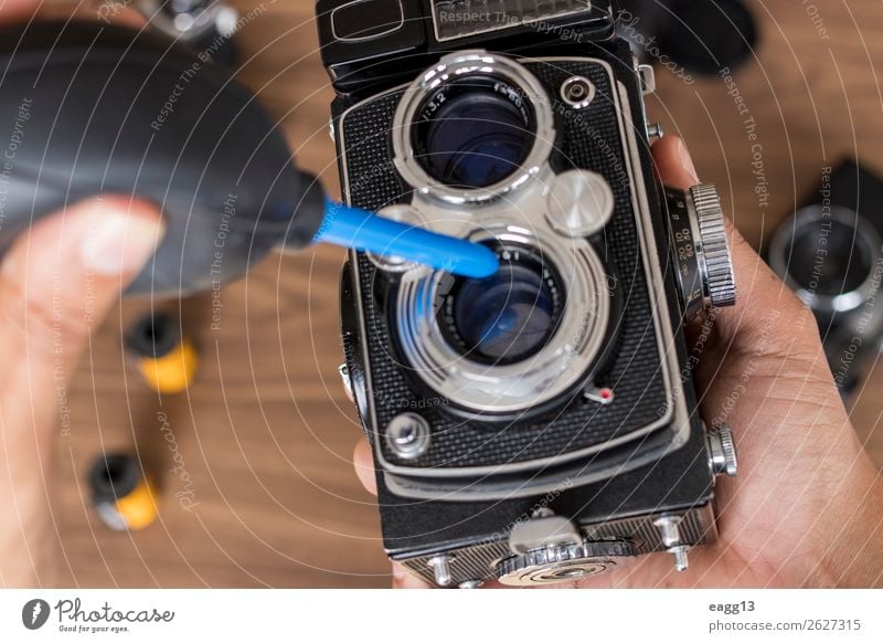 Durchführung der Reinigung von Vintage-Fotokamerafilmen Freizeit & Hobby Werkzeug Technik & Technologie Auge alt retro schwarz Antiquität Versammlung