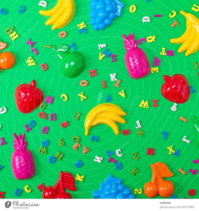 Kinder Plastikspielzeug und hölzerne mehrfarbige Buchstaben Frucht Freude Freizeit & Hobby Spielen Spielzeug Holz Kunststoff klein oben gelb grün rosa rot Farbe