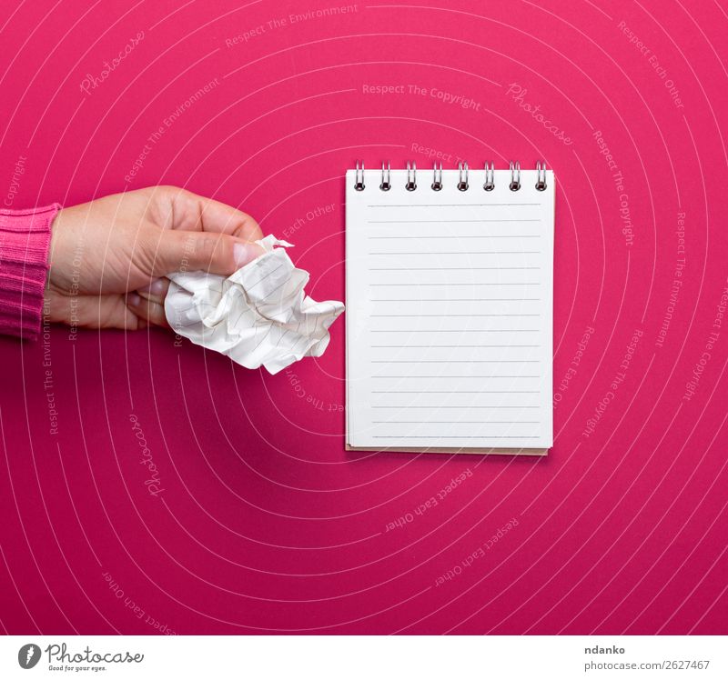 weibliche Hand, die ein weißes, zerknittertes Blatt Papier hält. Schule Büro Business 1 Mensch 18-30 Jahre Jugendliche Erwachsene Buch berühren festhalten