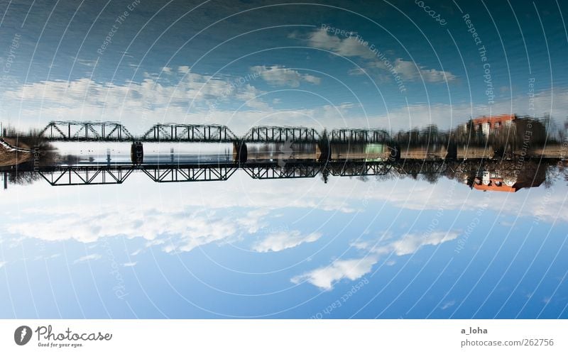 verkehrte welt Wasser Himmel Wolken Schönes Wetter Flussufer Ptuj Slowenien Europa Haus Brücke Verkehrswege Farbfoto Außenaufnahme Tag Reflexion & Spiegelung