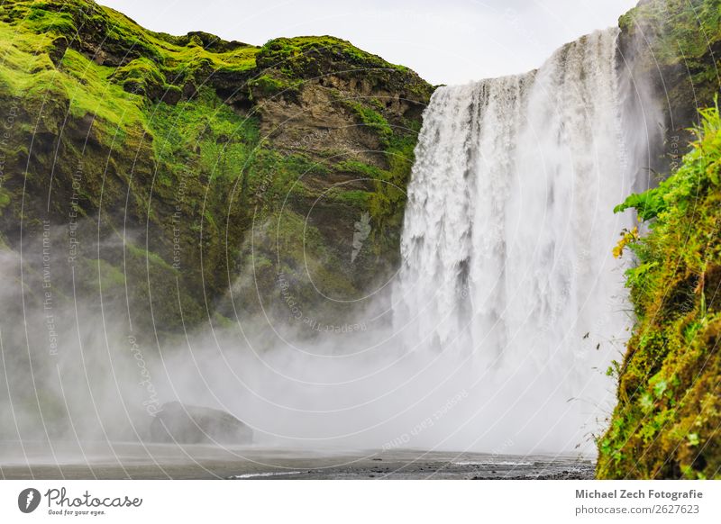 Der berühmte Skogafoss Wasserfall im Süden Islands Lifestyle Ferien & Urlaub & Reisen Tourismus Sommer Berge u. Gebirge Mensch Mann Erwachsene Umwelt Natur