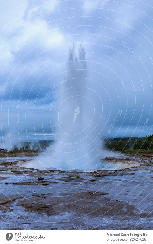 Geysir-Strokkur-Ausbruch im Geysirgebiet Island Natur heiß natürlich gold Energie Wasser Anziehungskraft Dampf Tourist Verdunstung Frühling Spray Druck Eruption