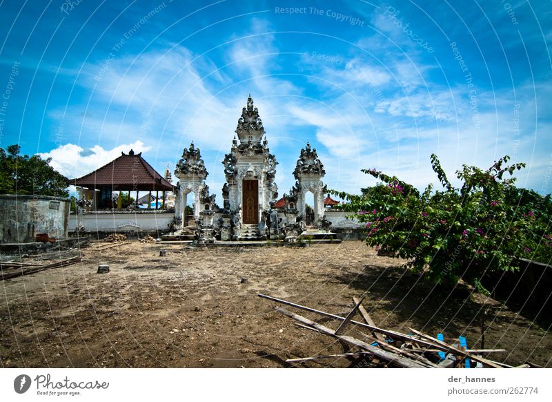 die geister des tempels Kunst Skulptur Architektur Kultur Tempel Hinduismus Bali Umwelt Himmel Wolken Schönes Wetter exotisch Vulkan Indonesien Südostasien
