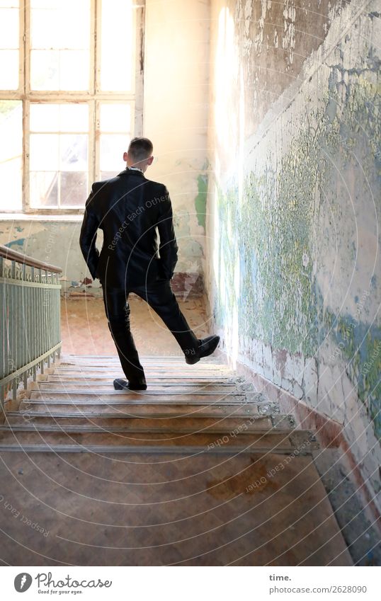 Treppenwitz • Mann im Anzug schlendert eine Treppe in einem lost place abwärts maskulin Erwachsene 1 Mensch Ruine Architektur Mauer Wand Fenster Treppengeländer