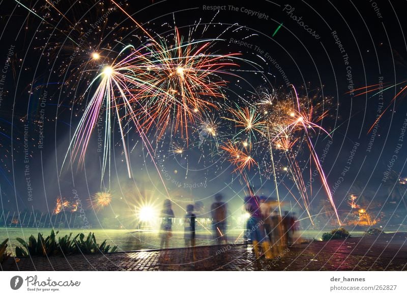 Bewegte Kinder Nachtleben Veranstaltung Menschengruppe Kindergruppe Feuerwerk leuchten gigantisch schön Farbfoto Außenaufnahme Kunstlicht Reflexion & Spiegelung