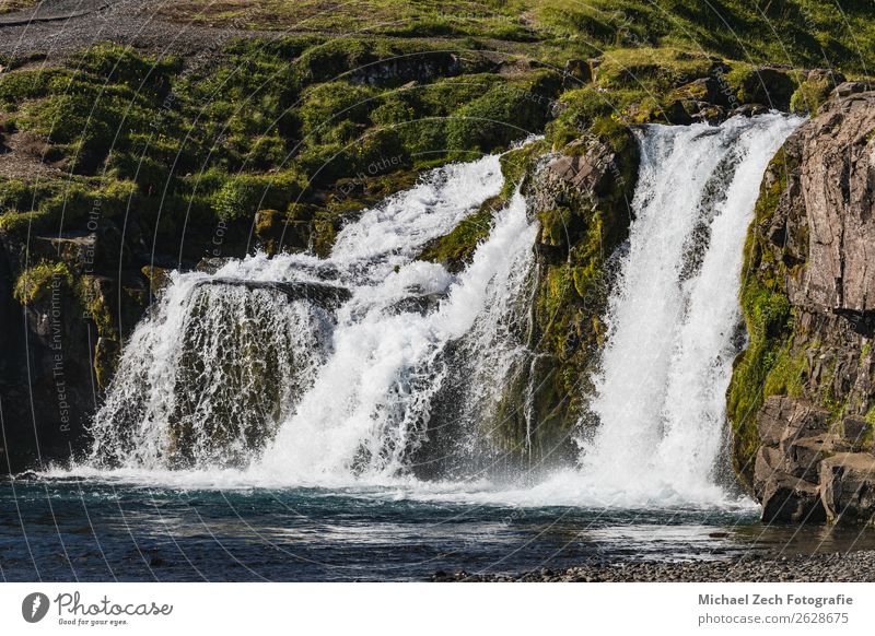 Schöner Wasserfall in Island an einem sonnigen Tag schön Ferien & Urlaub & Reisen Sommer Berge u. Gebirge Natur Landschaft Himmel Wolken Gras Felsen Fluss Platz