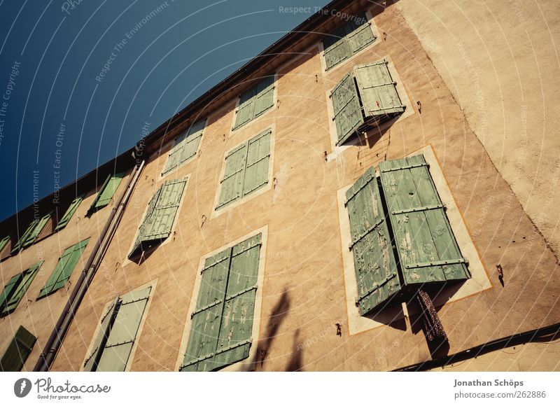 Narbonne IV Südfrankreich Frankreich Stadt Altstadt Menschenleer Haus Bauwerk Gebäude Architektur Fassade blau braun grün aufwärts Wolkenloser Himmel Fenster