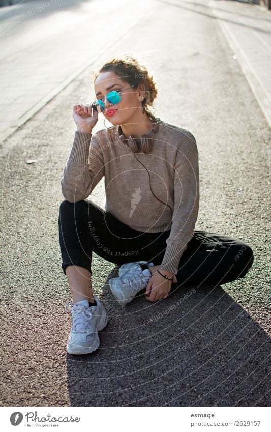 Junge Frau un Straße mit Hesdphones und Sonnenbrille Lifestyle kaufen Reichtum Stil Design Freude Musik feminin Jugendliche Erwachsene 1 Mensch 13-18 Jahre