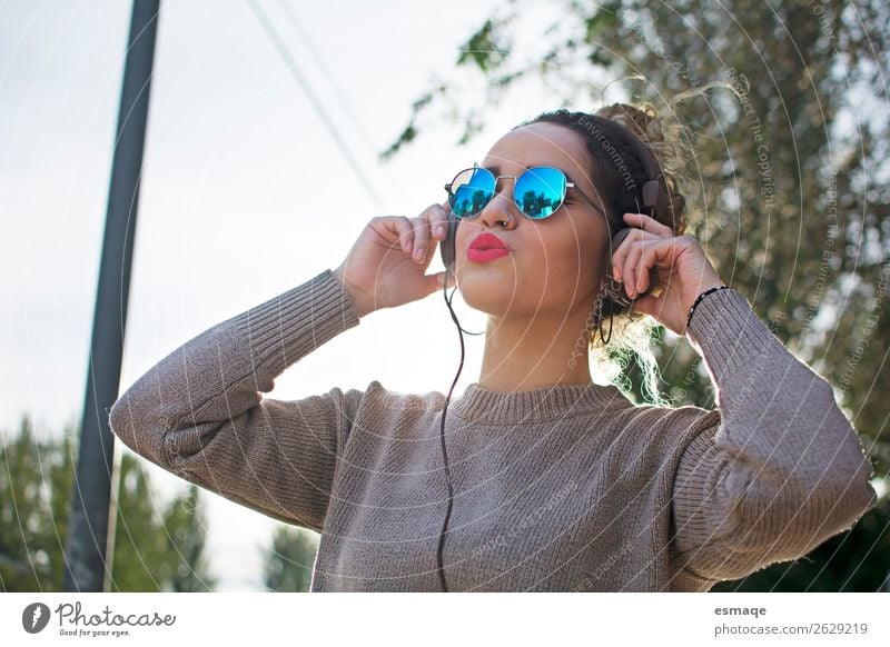 Junge Frau beim Musikhören Lifestyle Freude schön Gesundheit Fitness Sport-Training Kopfhörer Jugendliche Erwachsene Musik hören Natur Pflanze Piercing Ohrringe