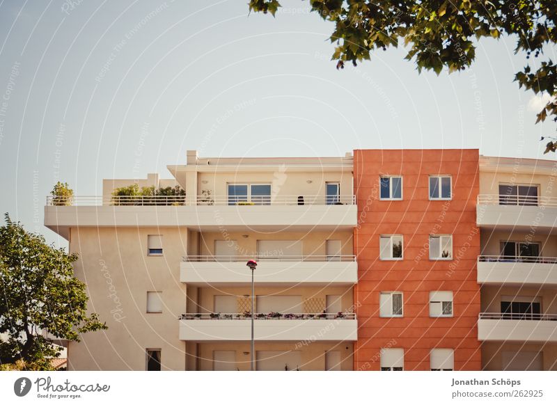 Narbonne IX Sommer Sonne Stadt Stadtzentrum Stadtrand bevölkert Menschenleer Haus Bauwerk Gebäude Architektur Fassade Häusliches Leben Mehrfamilienhaus Baum