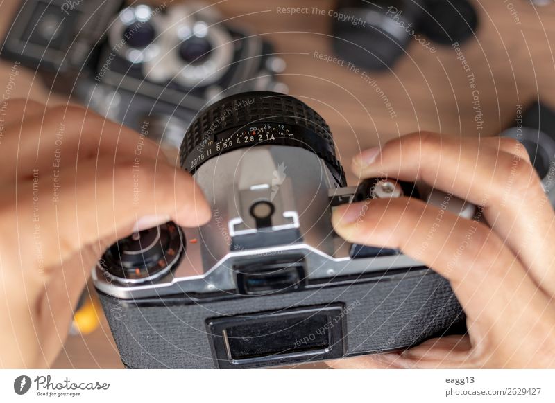 Manipulation eines fotografischen Kamerafilms Freizeit & Hobby Bildschirm Fotokamera Technik & Technologie Hand Finger Kunst alt modern retro schwarz