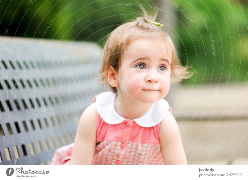 Liebenswertes kleines Mädchen, das in einem Stadtpark spielt. Lifestyle Freude Glück schön Freizeit & Hobby Spielen Sommer Kind Mensch Baby Frau Erwachsene