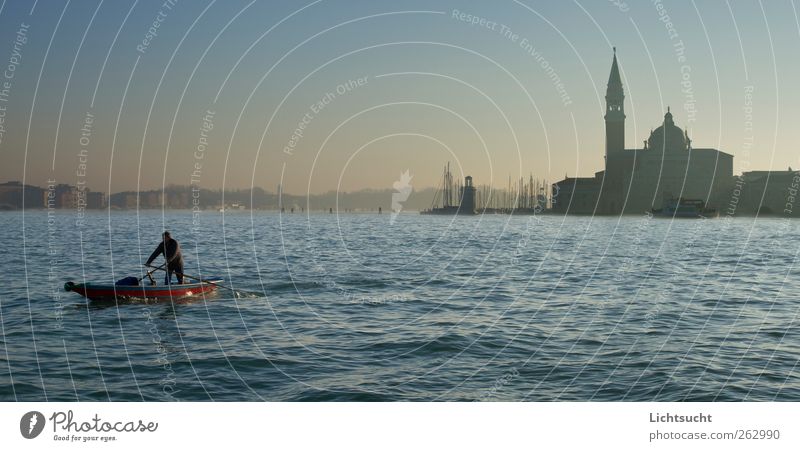 San Giorgio im Morgendunst Rudern Ferien & Urlaub & Reisen Tourismus Wasserfahrzeug Lagune Ruderer Mann Erwachsene 1 Mensch Wolkenloser Himmel Wellen Venedig