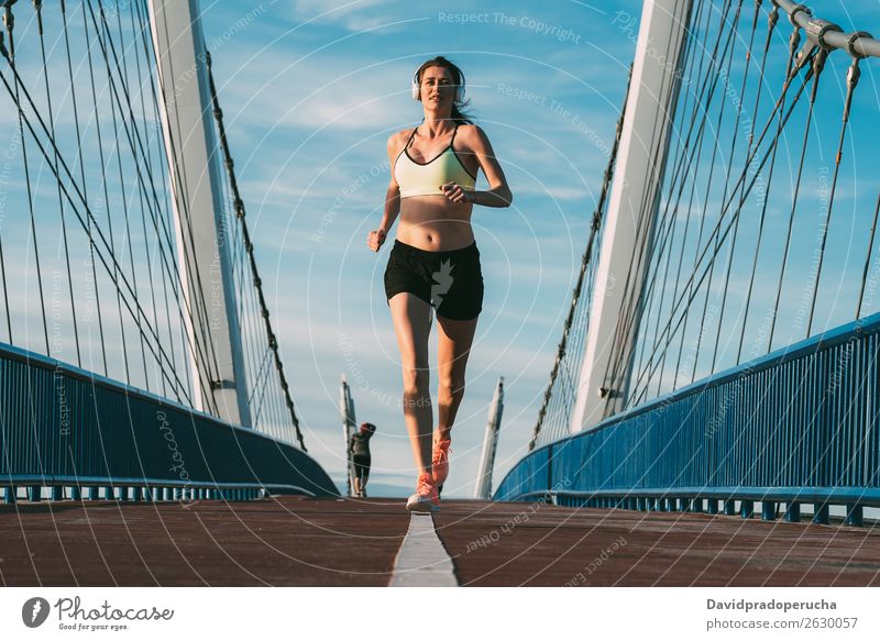 Junge, fitte, blonde Frau, die auf der Brücke läuft. rennen üben Fitness ausarbeiten Lifestyle Bewegung Aktion Joggen horizontal sportlich Gesundheit