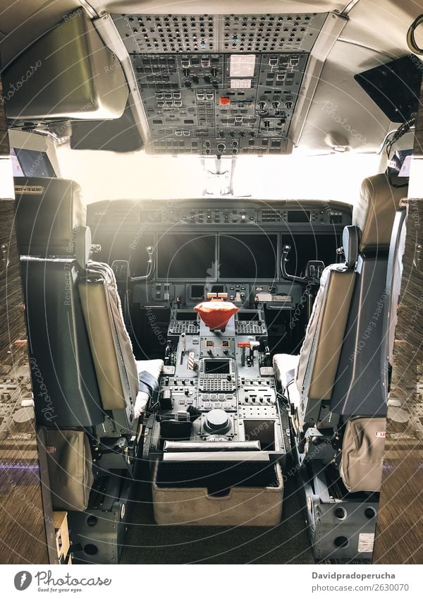 Innenraum einer Pilot-Cockpit-Kabine Privatjet Flugdeck Innenarchitektur Düsenflugzeug privat Bildschirm Reichtum Luftverkehr Sitz Technik & Technologie Knöpfe