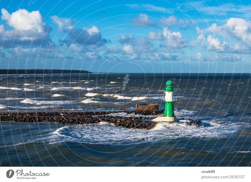 Mole an der Ostseeküste in Warnemünde Erholung Ferien & Urlaub & Reisen Tourismus Meer Wellen Umwelt Wasser Wolken Klima Wetter Sturm Küste Leuchtturm