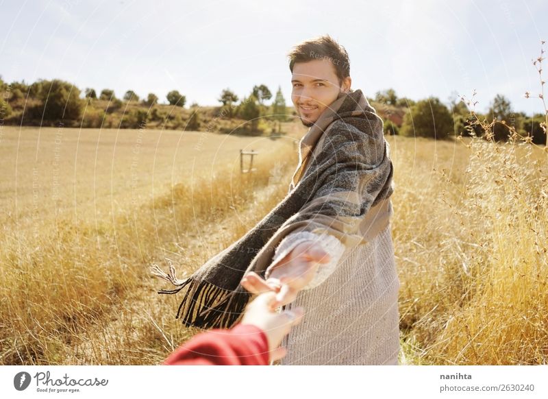 Ein Mann hält die Hand seines Paares auf einem Feld. Lifestyle elegant Stil Freude Wellness harmonisch Mensch maskulin Junger Mann Jugendliche Erwachsene