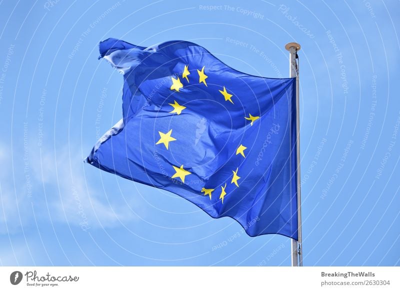 Nahaufnahme der EU-Flagge, die im Wind über dem blauen Himmel weht. Wolken Zeichen Schilder & Markierungen Fahne fliegen Zusammenhalt Europäer Europa winkend