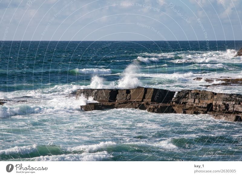 Wellen des Atlantiks brechen schäumend an der Küste Irlands Tag Landschaft Wasser Sommer Textfreiraum oben Schönes Wetter blau Einsamkeit Tourismus Abenteuer