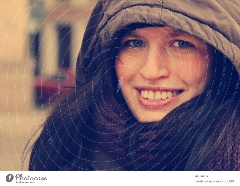 Dick eingepackt Mensch feminin Frau Erwachsene 1 18-30 Jahre Jugendliche Winter Jacke Kapuze schwarzhaarig Zufriedenheit Farbfoto Außenaufnahme